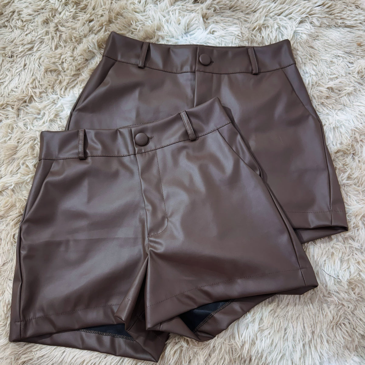 Short Couro Fake